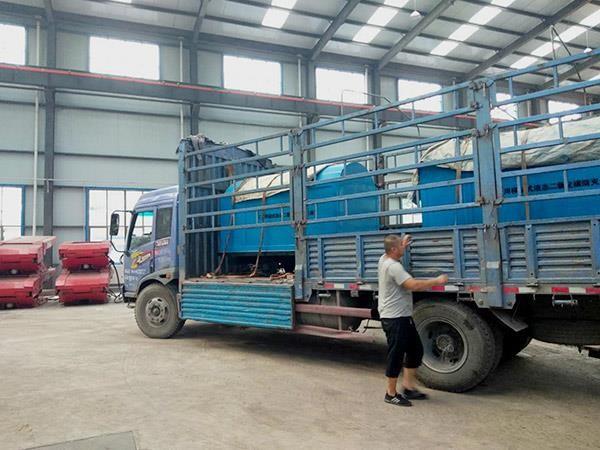 山東XX煤礦訂購的移動式氧化碳防滅火裝置準備卸車
